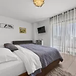 Ula In With Heated Pool, Sauna & Private Tennis Court 풀라