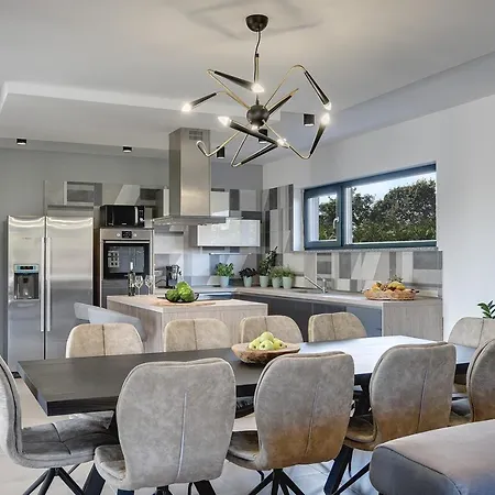 Ula In With Heated Pool And Sauna Пула