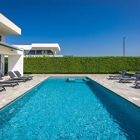 빌라 Ula In With Heated Pool, Sauna & Private Tennis Court 풀라