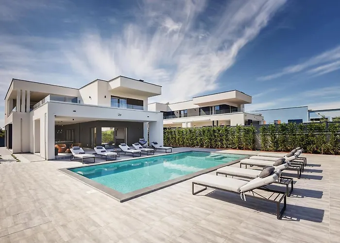 Ula In With Heated Pool And Sauna Pula
