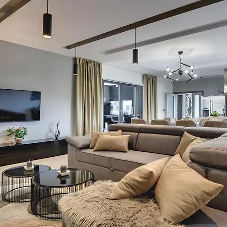 빌라 Ula In With Heated Pool And Sauna 풀라