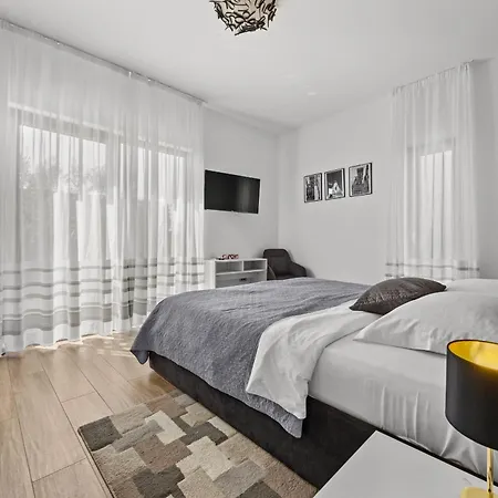 Ula In With Heated Pool, Sauna & Private Tennis Court Вилла