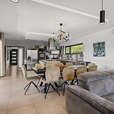 Вилла Ula In With Heated Pool, Sauna & Private Tennis Court