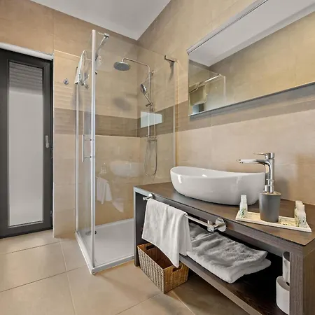 Ula In With Heated Pool, Sauna & Private Tennis Court Пула