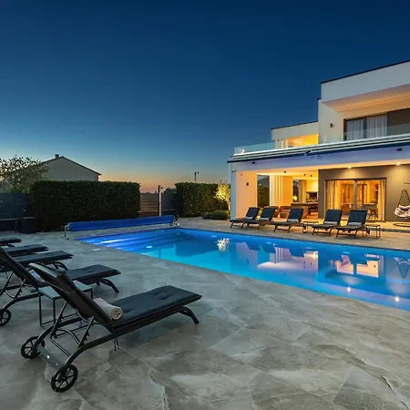 Ula In With Heated Pool, Sauna & Private Tennis Court Пула