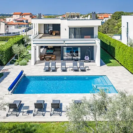 Ula In With Heated Pool, Sauna & Private Tennis Court Вилла