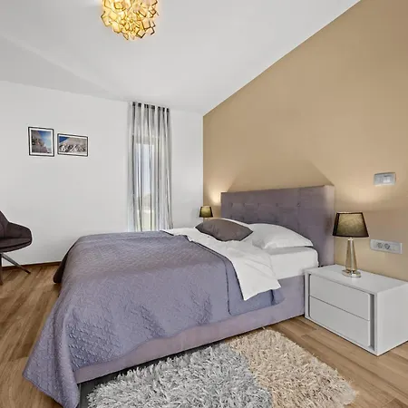 Ula In With Heated Pool, Sauna & Private Tennis Court Вилла Пула