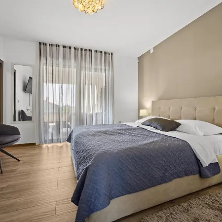 Вилла Ula In With Heated Pool, Sauna & Private Tennis Court Пула