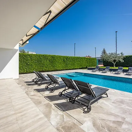 Ula In With Heated Pool, Sauna & Private Tennis Court Пула