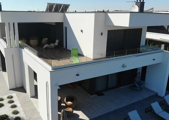 Ula In With Heated Pool And Sauna Villa