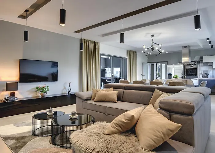 빌라 Ula In With Heated Pool And Sauna 풀라