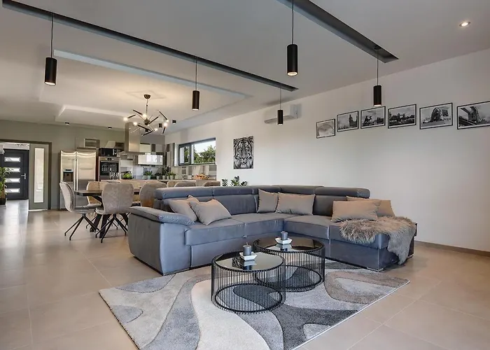 빌라 Ula In With Heated Pool And Sauna 풀라