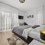 Ula In With Heated Pool, Sauna & Private Tennis Court וילה