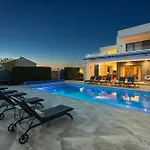 Ula In With Heated Pool, Sauna & Private Tennis Court פולה