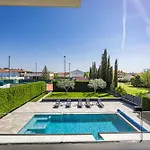 Ula In With Heated Pool, Sauna & Private Tennis Court פולה