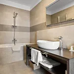 Ula In With Heated Pool, Sauna & Private Tennis Court וילה פולה