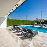 Ula In With Heated Pool, Sauna & Private Tennis Court פולה