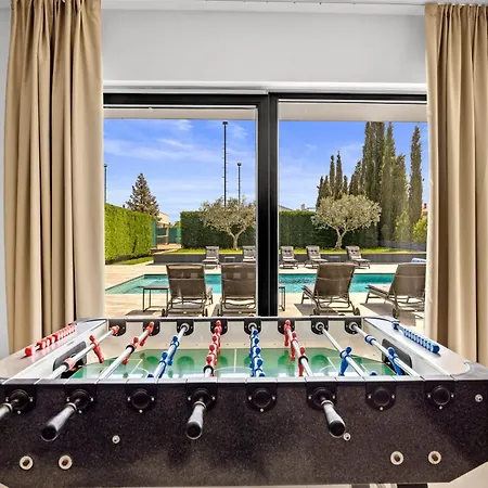 Ula In With Heated Pool, Sauna & Private Tennis Court וילה *