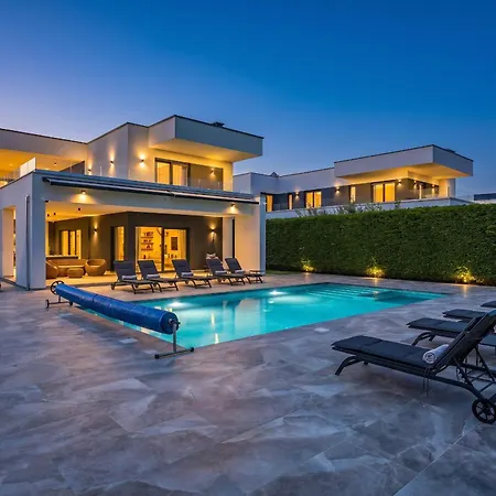 Ula In With Heated Pool, Sauna & Private Tennis Court וילה *